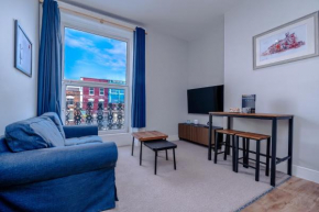 Iconic Mural Serviced Apartment: Luxury 2-Bed